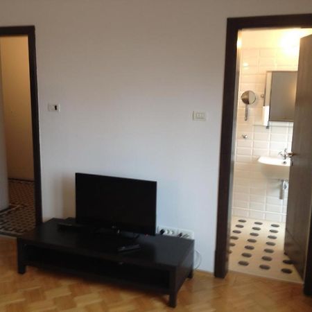 Central Studio Across From Intercontinental Bukares Bagian luar foto