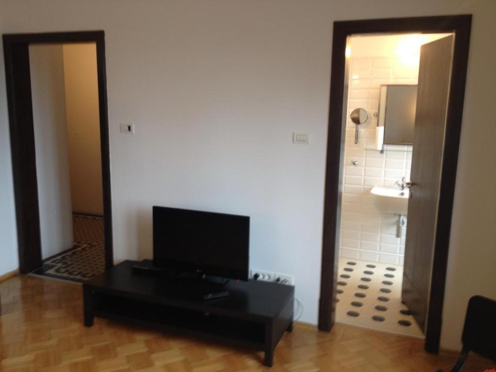 Central Studio Across From Intercontinental Bukares Bagian luar foto