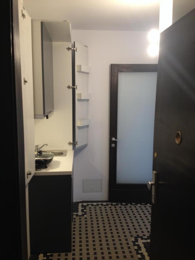 Central Studio Across From Intercontinental Bukares Bagian luar foto