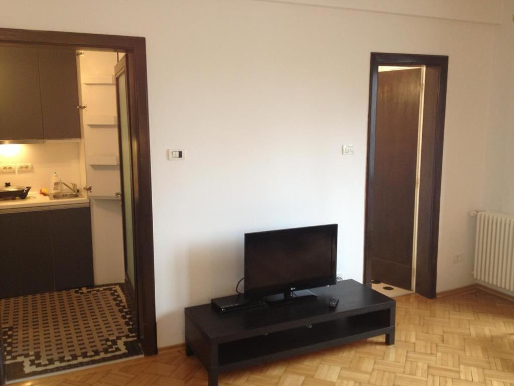 Central Studio Across From Intercontinental Bukares Bagian luar foto