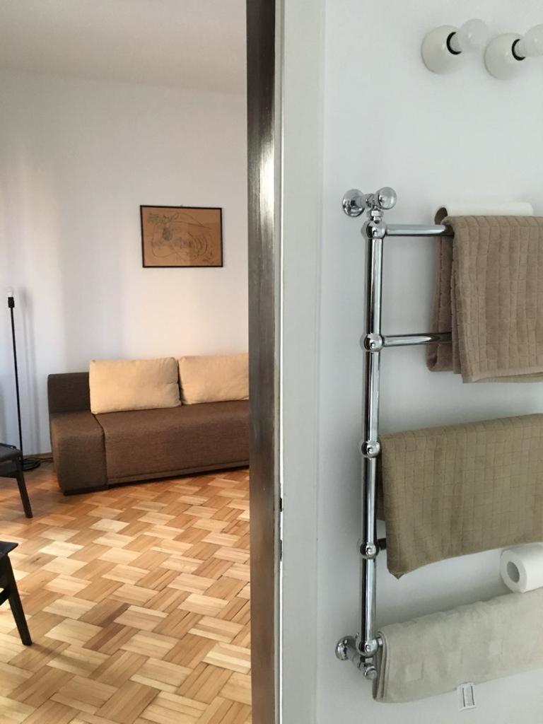 Central Studio Across From Intercontinental Bukares Bagian luar foto