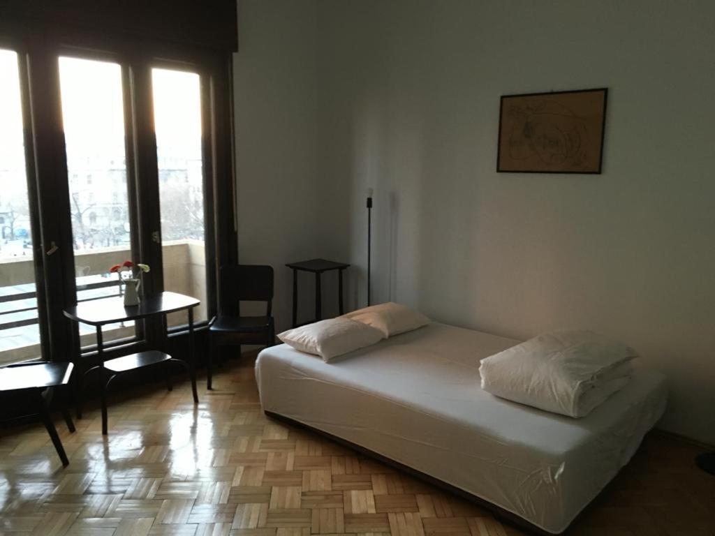 Central Studio Across From Intercontinental Bukares Bagian luar foto