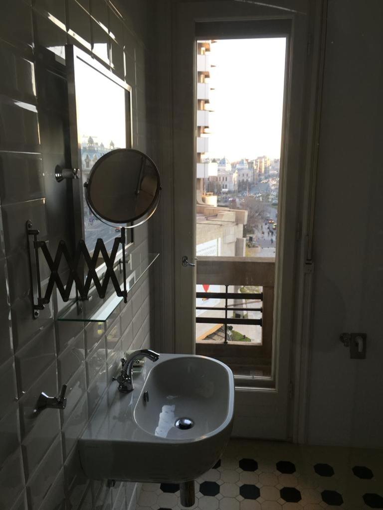 Central Studio Across From Intercontinental Bukares Bagian luar foto