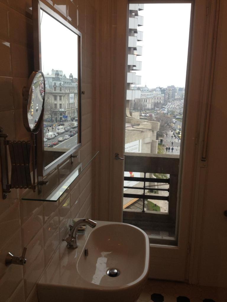 Central Studio Across From Intercontinental Bukares Bagian luar foto
