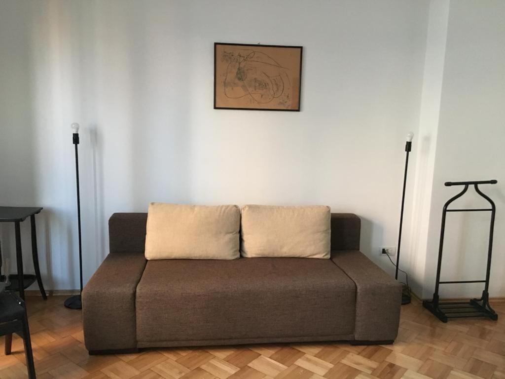 Central Studio Across From Intercontinental Bukares Bagian luar foto