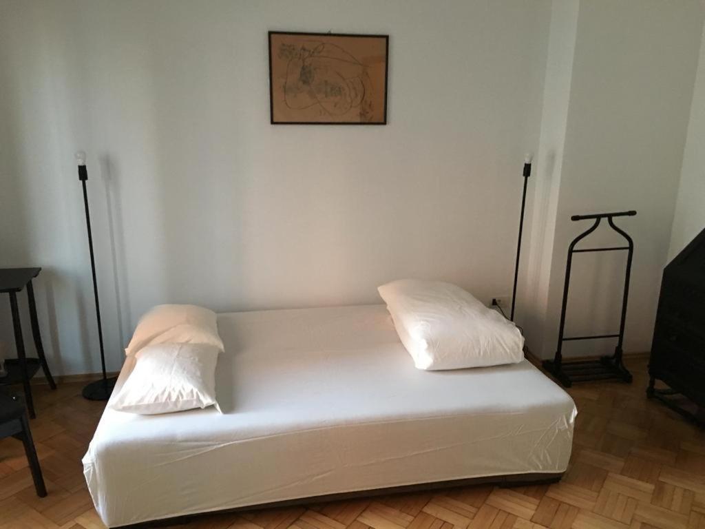Central Studio Across From Intercontinental Bukares Bagian luar foto