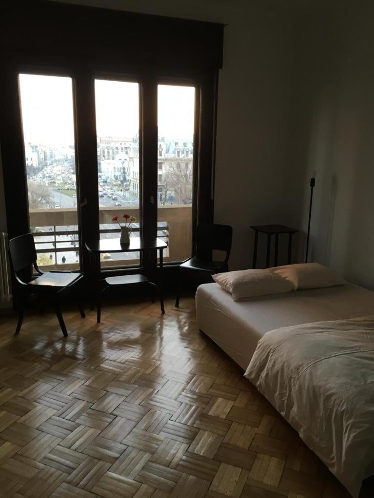 Central Studio Across From Intercontinental Bukares Bagian luar foto